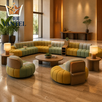 Mobilier de hall d'hôtel moderne : Ensemble de canapés modulaires incurvés sur mesure avec fauteuils et tables pour projets hôteliers