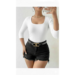 Chemisier côtelé blanc à manches capri et col rond pour femme, coupe ajustée, tenue décontractée - Product Image 1