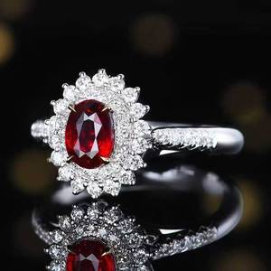Bague double halo en or massif 18 carats avec rubis naturel non chauffé de couleur sang de pigeon taille ovale 1,01 ct et 61 diamants étincelants – Bijoux de mariée de luxe - Product Image 1