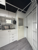 Remorque pour chevaux, caravane pour chevaux avec lit, table à manger, salle de bain et espace de vie, camping avec les chevaux