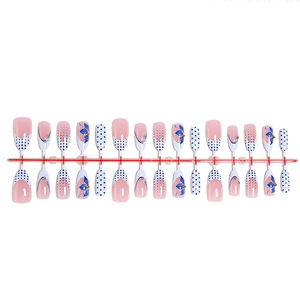 <span class=keywords><strong>Uñas</strong></span> postizas coreanas hechas a mano con base nude transparente, diseño de mariposa con puntos azules estilo francés y pequeñas cuentas, tipo stiletto. - Product Image 4
