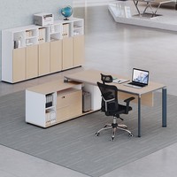 Sedia da Ufficio Direzionale Moderna e Semplice di Lusso con Design a Barra, Struttura in Acciaio e Legno, Scatola per Cavi Integrata