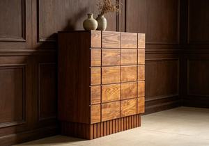 Cómoda Moderna de Madera Maciza con Puertas de Tablero y Base de Listones, Mueble de Almacenamiento para Sala de Estar, Diseño Minimalista, Mueble con Cajones - Product Image 2