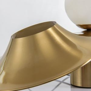 Nouveau design de lampes de bureau en forme de chapeau de paille décoration de bar d'hôtel chambre à coucher lampe de table moderne en métal doré - Product Image 4