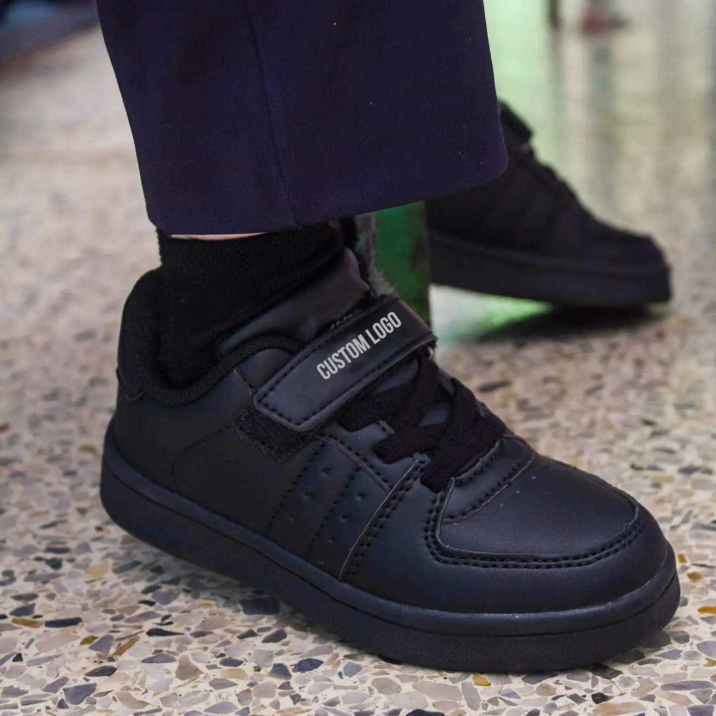 Scarpe Casual nere per bambini scarpe sportive da corsa traspiranti scarpe da ginnastica in pelle bianca tinta unita per ragazze da ragazzo per scarpe da scuola per bambini