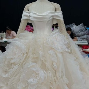Vestido de Novia Romántico Jancember Hz003, Color Marfil, Cuello Plegado, Corpiño Liso, con Rosas 3D Hechas a Mano - Product Image 4