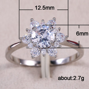 Anello floreale minimalista per donna, design con pietre trasparenti intarsiate, gioielli eleganti e alla moda - Product Image 5