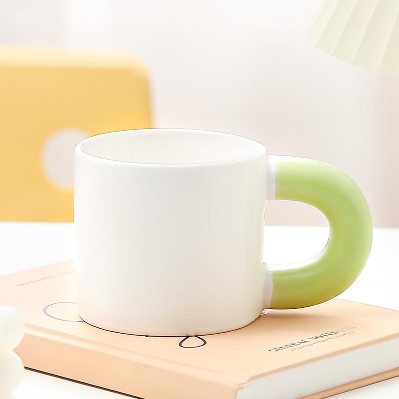 ด้ามจับสีขาวด้านและสีเขียว