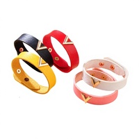 V-förmiges Eisenarmband mit Polierter Oberfläche im Punk-Stil, Festtagsmotiv, Großhandel Muttertagsgeschenk, Erschwinglicher Luxus mit Perlen