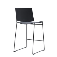 Tabouret de bar monobloc en plastique PP noir avec dossier, cadre métallique noir mat, hauteur de comptoir