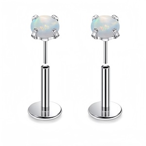 Boucles d'oreilles clous en acier titane et opale, sertissage à griffes, couleur argent, pour cartilage d'oreille, bijou de nez, accessoire de piercing - Product Image 1