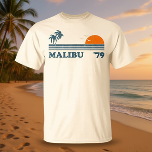 T-shirt de plage vintage Malibu '79, design rétro avec palmiers et soleil - Product Image 3
