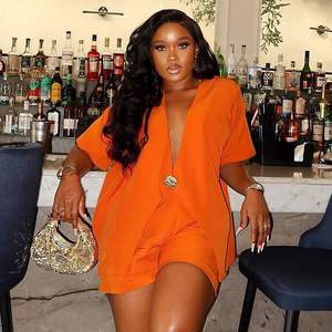 Ensemble 2 pièces personnalisé pour femme 2026 – Haut oversize et short d'été à col en V profond, taille élastique, coupe ample, décontracté et respirant en tissu tissé - Product Image 1