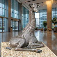 Statue de girafe agenouillée en bronze majestueux - Sculpture d'animal sauvage en bronze, fabriquée à la main par la méthode de la cire perdue