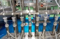 Machine de remplissage automatique électrique de liquide d'ampoule d'huile essentielle de verre injectable pour l'emballage en plastique de l'habillement chimique de boisson