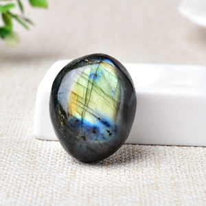 Pierre de Labradorite naturelle de forme ovale polie à la main pour la guérison spirituelle, vente en gros, pour une décoration intérieure unique et des cadeaux de vacances - Product Image 3
