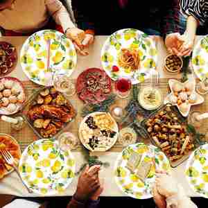 Assiettes jetables modernes en papier en forme de citron, très demandées pour les anniversaires, les mariages et les baby showers, 9 pouces - Product Image 3