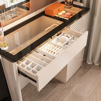 Coiffeuse contemporaine avec plateau en verre trempé, panneau côtelé, plusieurs tiroirs et rangement pour bijoux, pour salle de bain