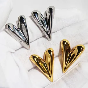 Kaimei Fashion Jewelry Smooth Face Love Stud Earrings Irregular Pleated Heart Shaped Glossy Curved Stud Gold Earrings for Women