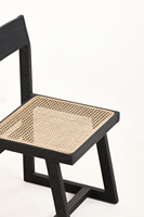 Chaise de salle à manger moderne en bois de frêne, rotin et acier, taille compacte, assise tressée et dossier ouvert