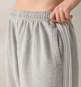 Culotte <span class=keywords><strong>de</strong></span> jogging capri pour <span class=keywords><strong>femme</strong></span> en molleton bouclé <span class=keywords><strong>de</strong></span> coton chiné, taille haute, style sarouel, avec taille élastique côtelée et bandes latérales blanches - Product Image 4