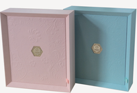 Boîte à parfum personnalisable de style livre avec grand couvercle à rabat, fermeture magnétique, plusieurs plaques métalliques encastrées