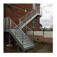Escalier extérieur droit en métal pour usage professionnel avec garde-corps en verre et poteaux