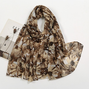 Sciarpa e Hijab in Tessuto Voile 100% Poliestere con Motivi Floreali, Puntini e Sfumature di Colore - Product Image 4