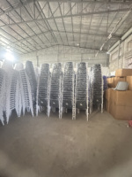 Chaise d'événement empilable et connectable en plastique PP avec pieds métalliques et crochet de raccordement pour conférences, salles de classe et églises