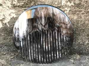 Peigne en corne artisanal écologique à partir de matériaux naturels parfait pour un entretien sain des cheveux et du cuir chevelu - Product Image 4