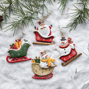 Adorno navideño de resina con forma de trineo de 6.5 cm, pintado a mano, decoración colgante para árbol - Product Image 1