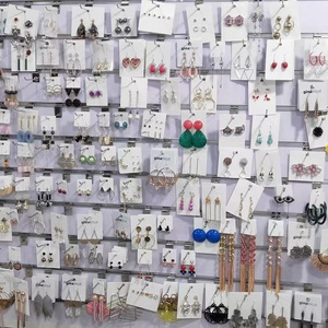 1kg 160-200 paires de boucles <span class=keywords><strong>d</strong></span>'oreilles mixtes en gros, vente aléatoire au poids, boucles <span class=keywords><strong>d</strong></span>'oreilles tendance, <span class=keywords><strong>prix</strong></span> le plus bas, <span class=keywords><strong>bijoux</strong></span> en vrac, <span class=keywords><strong>usine</strong></span> de Yiwu - Product Image 4