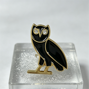Épinglette en émail souple plaquée or avec <span class=keywords><strong>logo</strong></span> personnalisé, motif <span class=keywords><strong>hibou</strong></span> noir minimaliste de haute qualité - Product Image 6