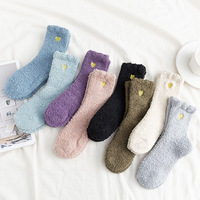 Chaussettes duveteuses d'hiver pour dormir Broderie de cœur Couleur solide Confort Chaussettes épaisses et chaudes Chaussettes douillettes personnalisées pour femmes
