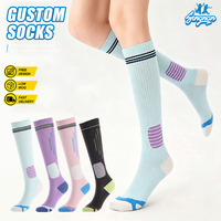 Chaussettes de sport de compression professionnelles pour femmes, chaussettes de cyclisme personnalisées jusqu'au genou, logo personnalisé pour le yoga, chaussettes de sport de compression