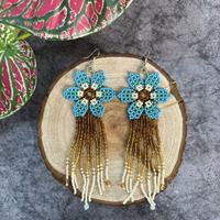 Boucles d'oreilles pendantes bohèmes faites à la main avec perles colorées en forme de fleur, tissées à la main avec des perles de riz et des pompons floraux