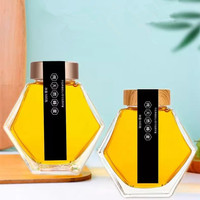 Venta al por mayor tarro de vidrio hexagonal para miel 100 mL 360 ml mejor tarro de botella de jarabe de miel con cucharón de madera y grano de madera/tapa de aluminio