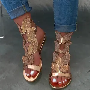 Sandálias de estilo europeu estrangeiro, calçados para moças, dedo aberto, sapatos baratos de verão com asas de diamantes 2022