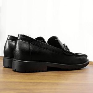 Sandales en cuir véritable faites à la main pour hommes, de qualité supérieure, à bout rond, avec boucle latérale, respirantes et antidérapantes, style décontracté et professionnel - Product Image 2