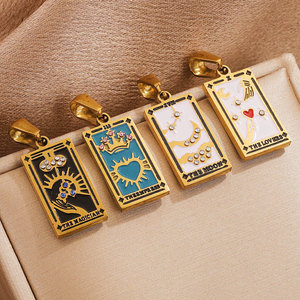 Colgante de Carta del Tarot en Acero Inoxidable con Esmalte y Baño de Oro PVD |   El Mago de la Luna de los Amantes y el Mundo |   Hipoalergénico e Impermeable - Product Image 4