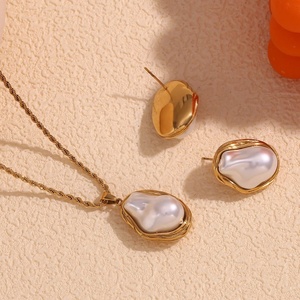 Collier en acier inoxydable personnalisé de luxe, pendentif élégant en perle d'eau douce plaqué or 18 carats, bijoux pour femmes - Product Image 5
