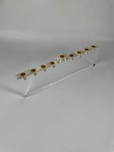 Portavelas Acrílico Moderno en Forma de Trofeo Personalizado - Candelabro de Cristal Transparente con Borde Dorado, Decoración Elegante para el Hogar - Product Image 2