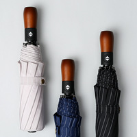 Vente en gros de parapluies classiques à manche en bois semi-automatiques à 10 côtes parasol étanche à trois volets pour hommes parapluies d'affaires de 105cm
