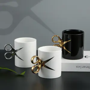 简单的银色陶瓷杯，带剪刀设计圆杯和美式咖啡杯