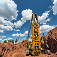 Machine de construction pour fondations profondes, trancheuse à moteur avec boîte de vitesses pour une puissance de creusement élevée et un travail de tranchage efficace