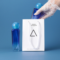 Sacs cadeaux en papier blanc avec logo personnalisé et poignées torsadées, sacs de shopping de luxe recyclables pour le commerce de détail et les cosmétiques, OEM ODM