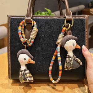 Llavero de pato detective suave y moderno para mujer, con forma 3D, de tela duradera y ecológica, para bolso, llavero y correa de teléfono - Product Image 1