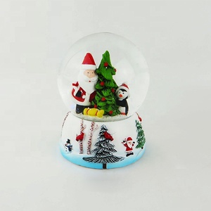 Globe de neige de Noël personnalisé en résine peinte à la main avec figurine de Père Noël pour cadeaux - Product Image 3