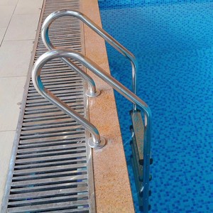 Résistant à la corrosion facile à installer en acier inoxydable 304 <span class=keywords><strong>échelle</strong></span> <span class=keywords><strong>de</strong></span> <span class=keywords><strong>piscine</strong></span> antidérapante en <span class=keywords><strong>3</strong></span> étapes hauteur 1330mm - Product Image 2