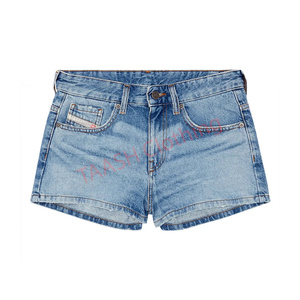 กางเกงยีนส์ขาสั้นแบบฟอกสีอ่อนสำหรับผู้หญิง ปรับแต่งได้ พร้อมกระเป๋าหลังแบบพร้อมสกรีน และตัวเลือกการสั่งซื้อจำนวนมาก สำหรับการสร้างแบรนด์และงานอีเว้นท์ - Product Image 1